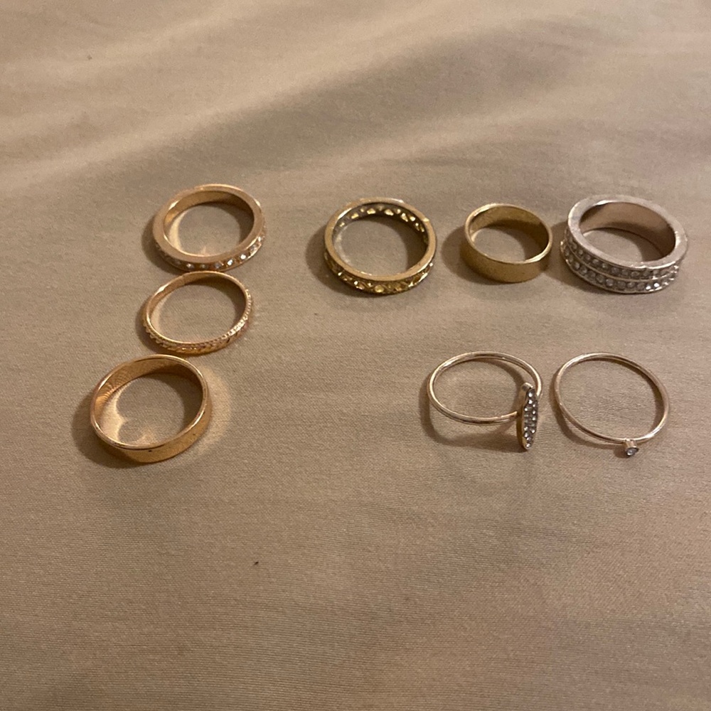 5 gold ring and 3 rose gold rings